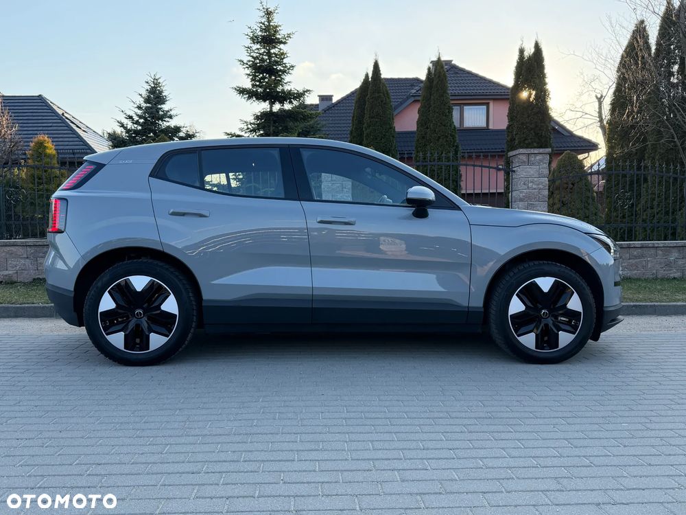 Volvo EX30 Single Motor Extended Range RWD Ultra - 2