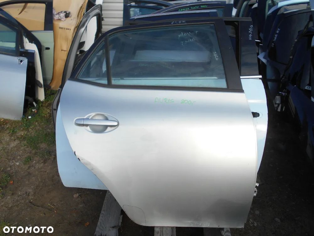 TOYOTA AURIS DRZWI PRAWY TYŁ - 1