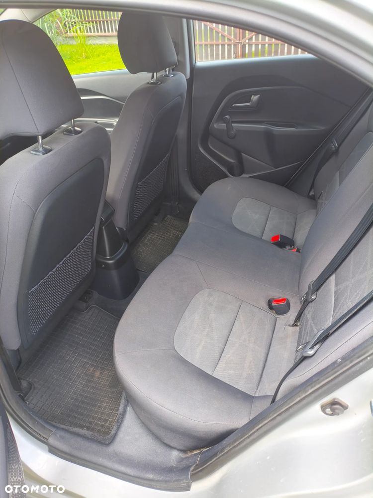 Kia Rio 1.4 M - 9