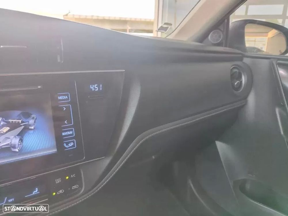 Toyota Auris Touring Sports 1.8 HSD Comfort+P.Sport - 33