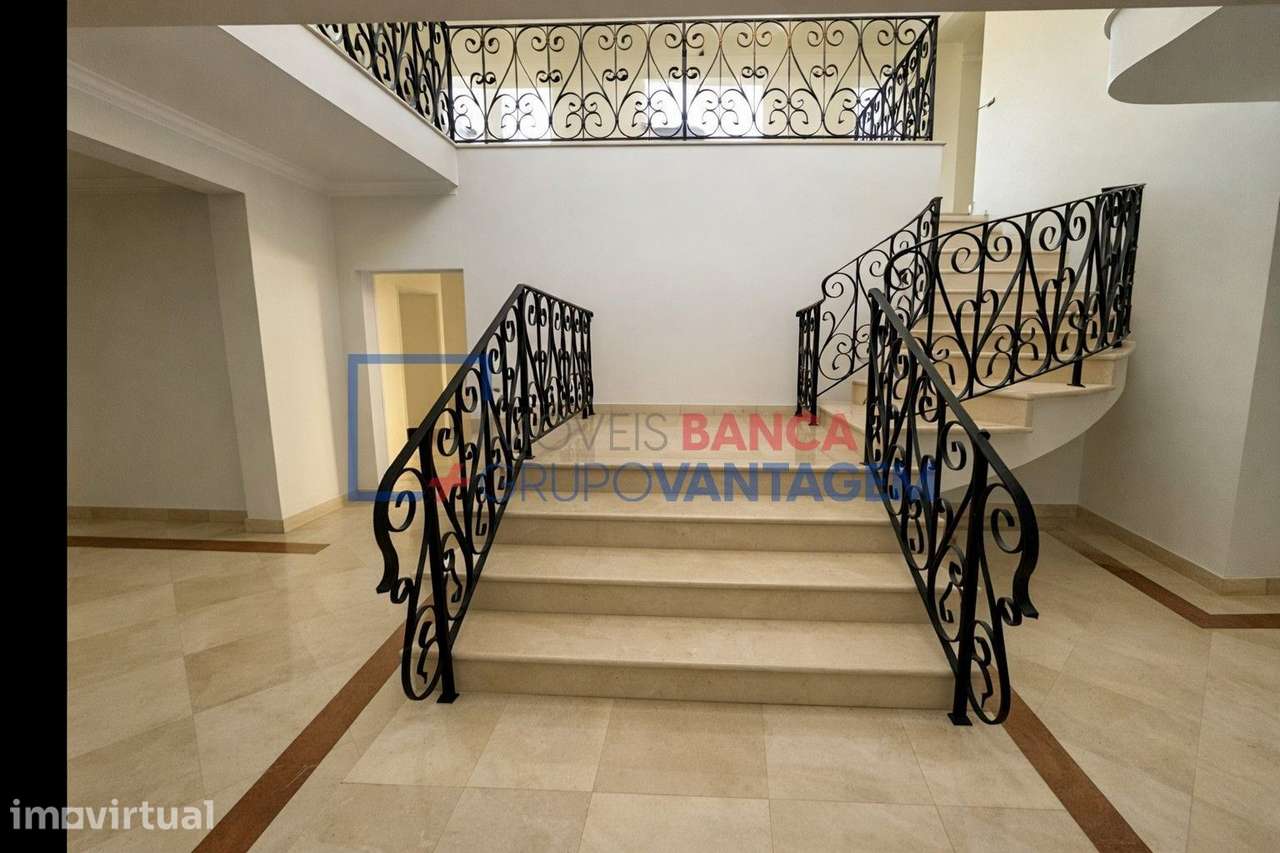 Moradia T4 com 2 Pisos e Terreno de 5 500 m²  Imóvel da Banca em Sa... - Grande imagem: 4/8