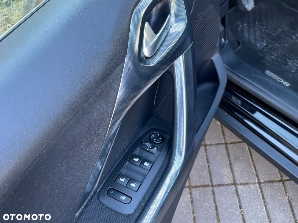 Peugeot 2008 PureTech 130 GPF Black Edition - 15