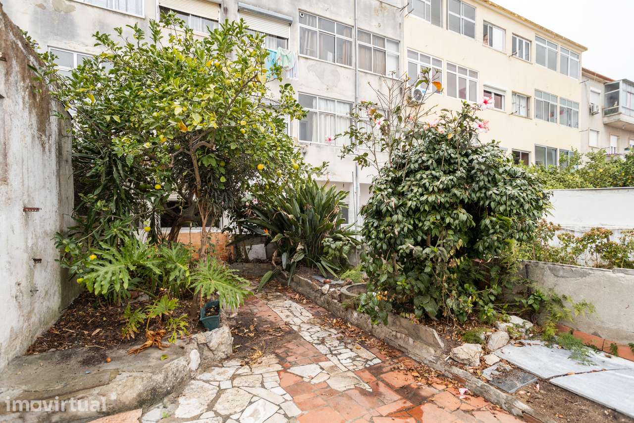 Apartamento T2+1 na Amora, com garagem e logradouro - Grande imagem: 3/25