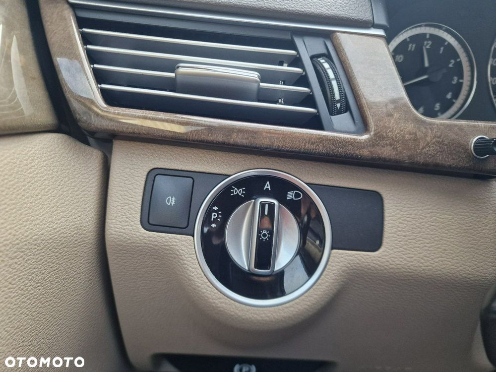 Mercedes-Benz Klasa E 250 BlueEFFICIENCY 7G-TRONIC Elegance - 37