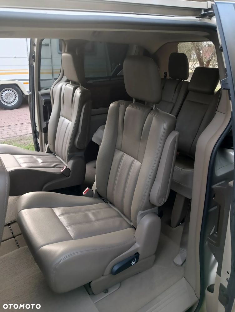 Chrysler Town & Country 3.6 Limited - 23