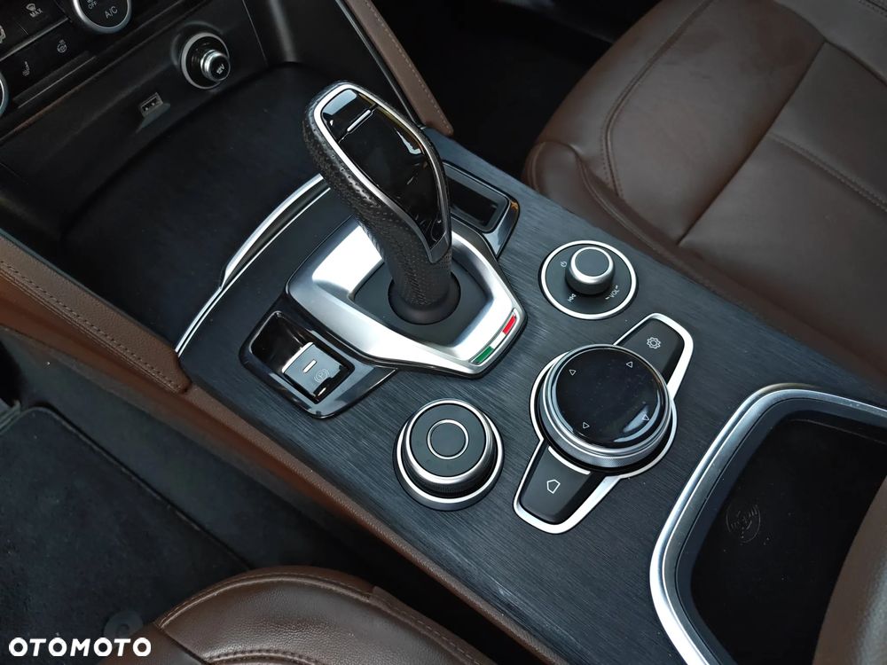 Alfa Romeo Stelvio - 14