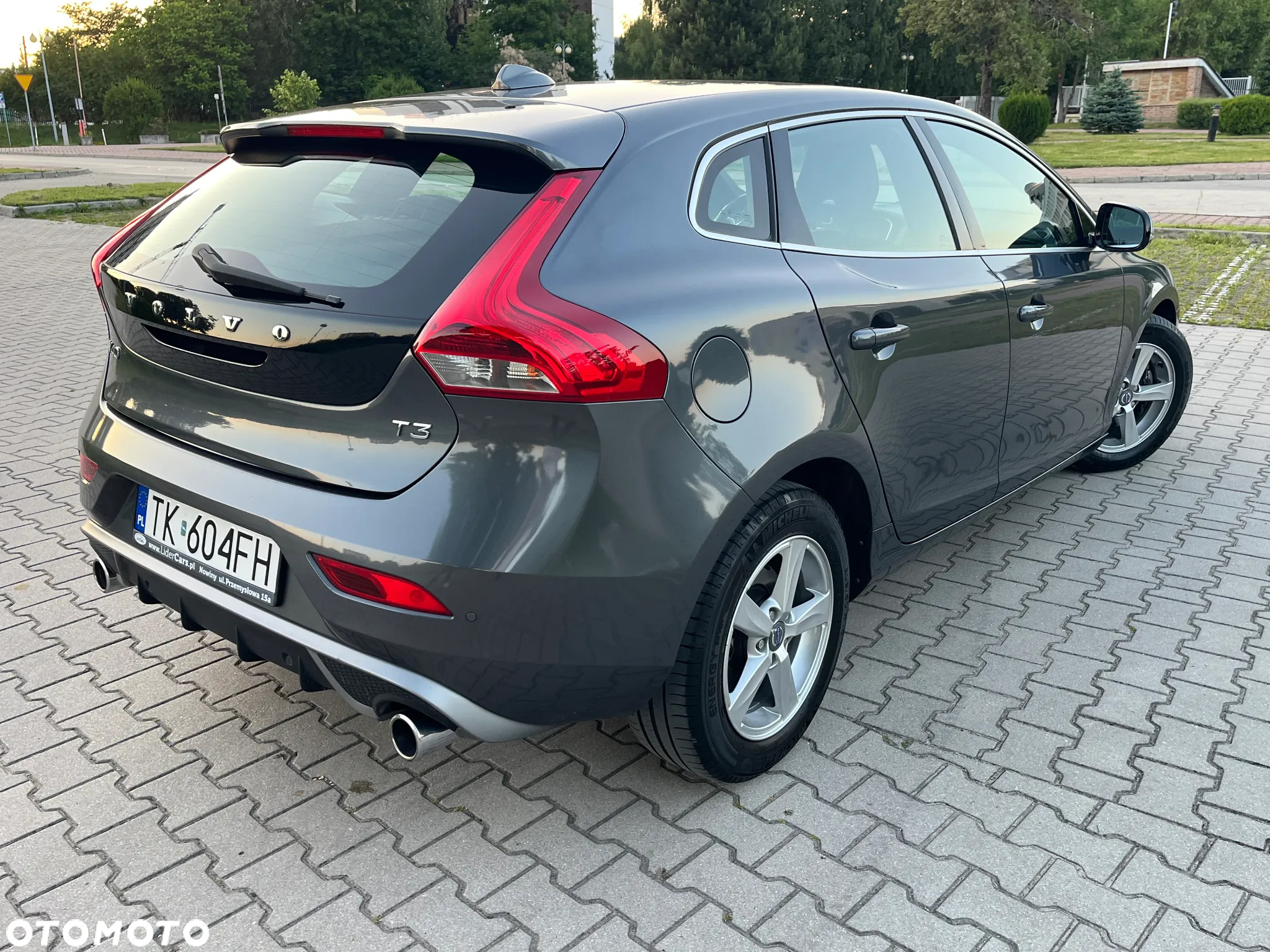 Volvo V40 T3 R-Design Momentum - 2