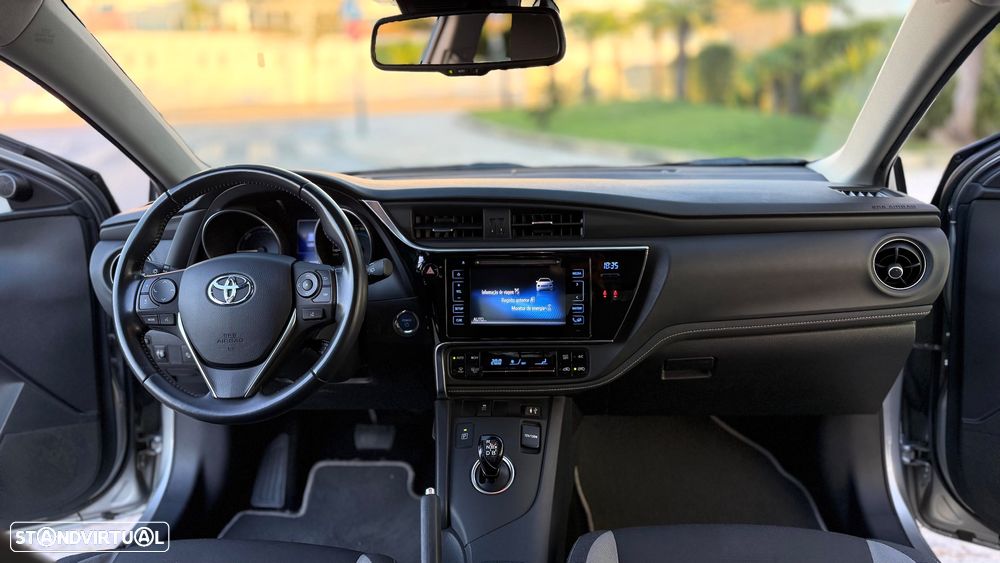 Toyota Auris Touring Sports 1.8 HSD Comfort +P.Techno+P.Sport - 38