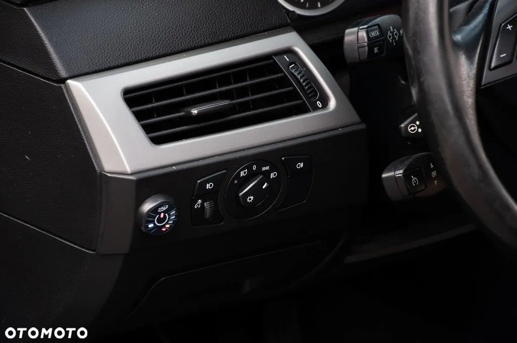 BMW Seria 5 525i Touring - 35