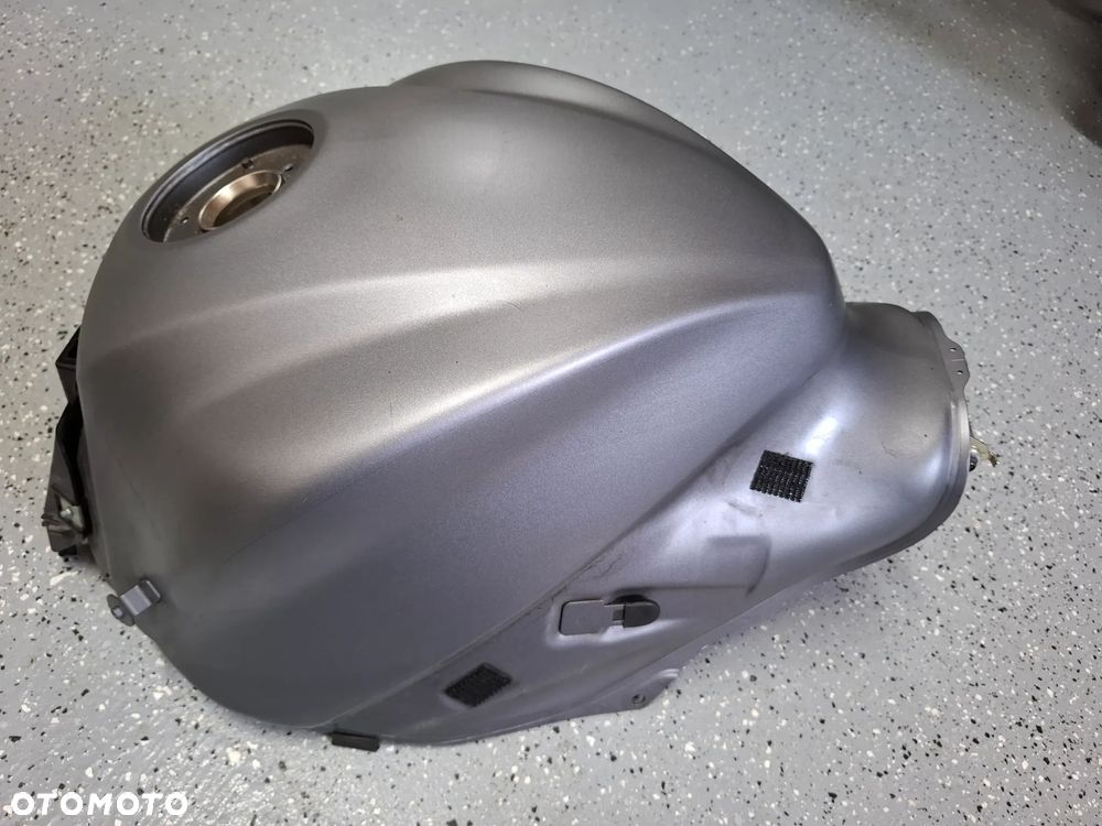 Suzuki GSXS 1000 zbiornik bak pompa paliwa - 3