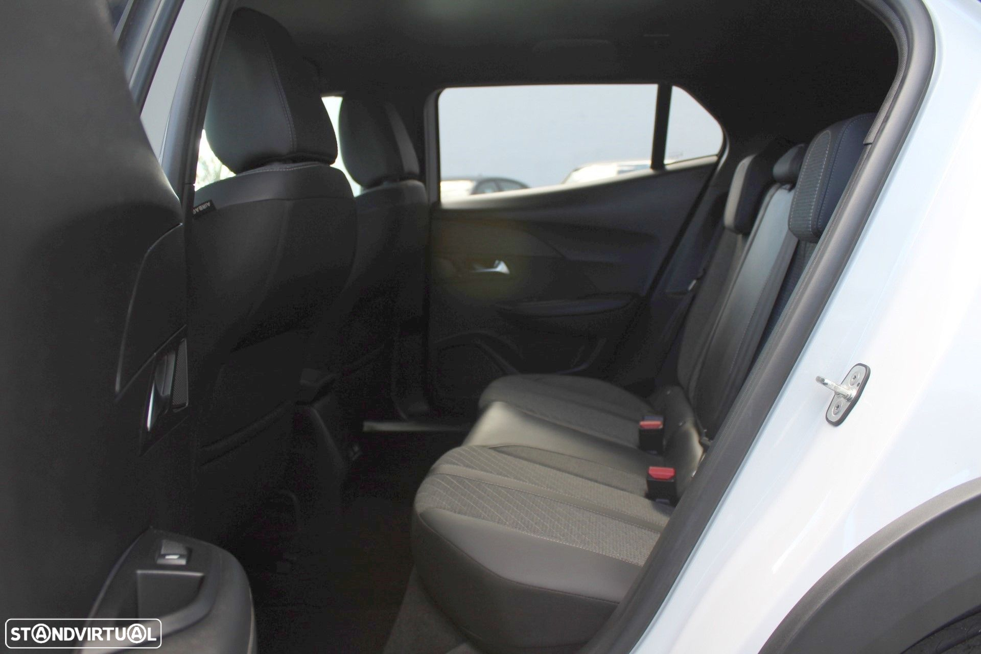 Peugeot 2008 1.2 PureTech Allure Pack EAT8 - 17