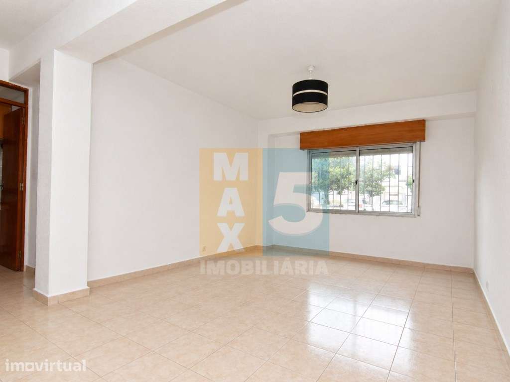 T1 com boa luz natural para remodelação total - Vale da Amoreira - Grande imagem: 2/22