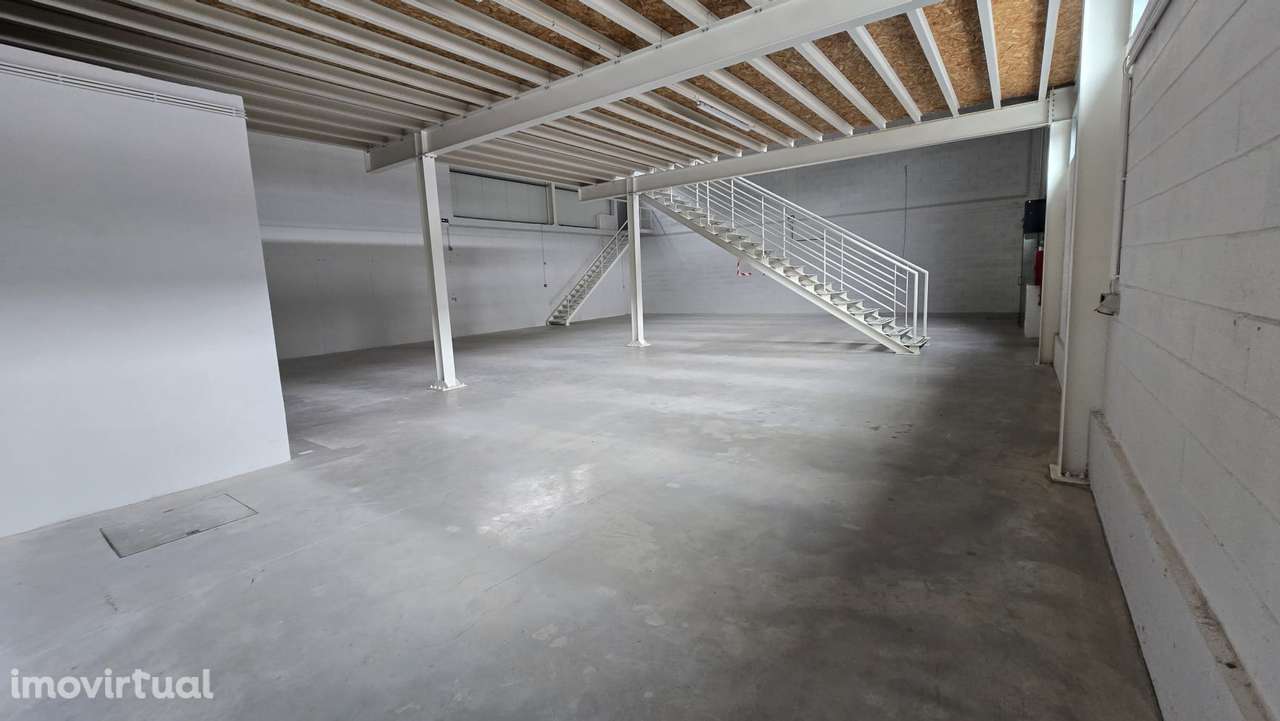Pavilhão/armazém para Arrendamento - Grande imagem: 2/9