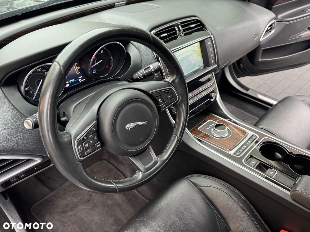 Jaguar XE 2.0 D Prestige - 26