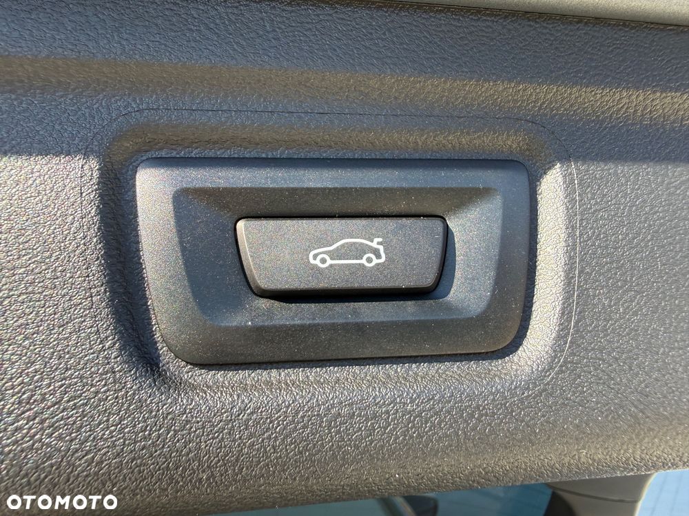 BMW Seria 3 330i xDrive M Sport - 26