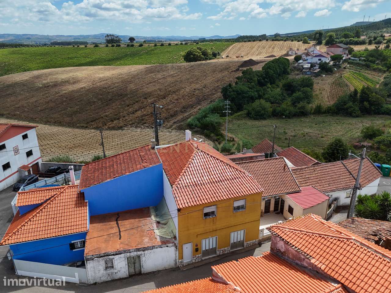 Moradia T3 com rés-do-chão comercial e jardim na Portela, Vila Verde d - Grande imagem: 3/37