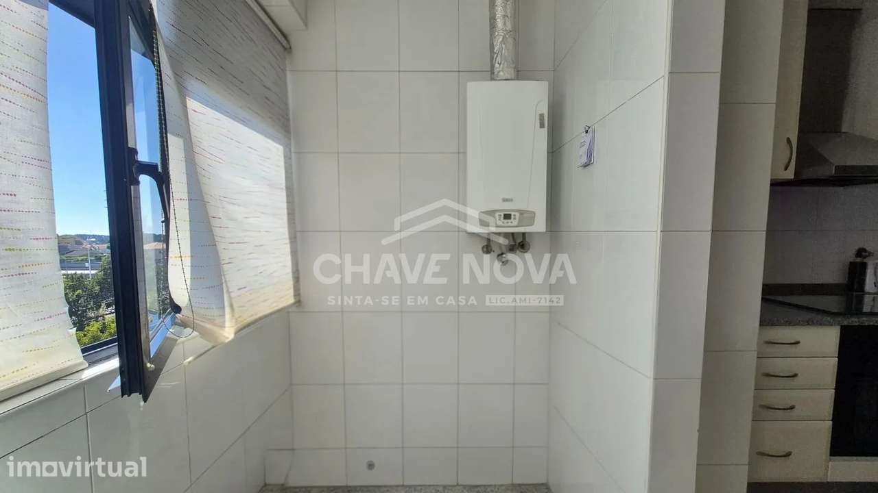 Apartamento T2 com Varanda, Suite, Garagem e Arrumo - Grande imagem: 5/17