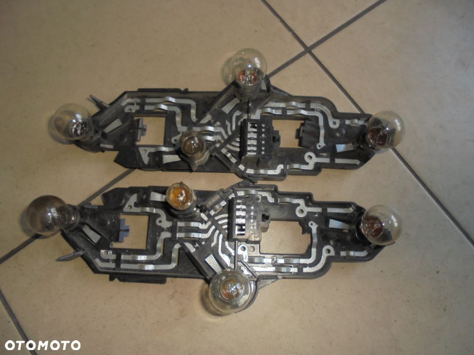 WKŁAD LAMPY PRAWY LEWY TYŁ PEUGEOT 307