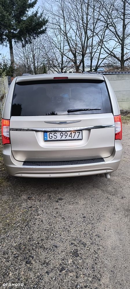 Chrysler Town & Country - 4