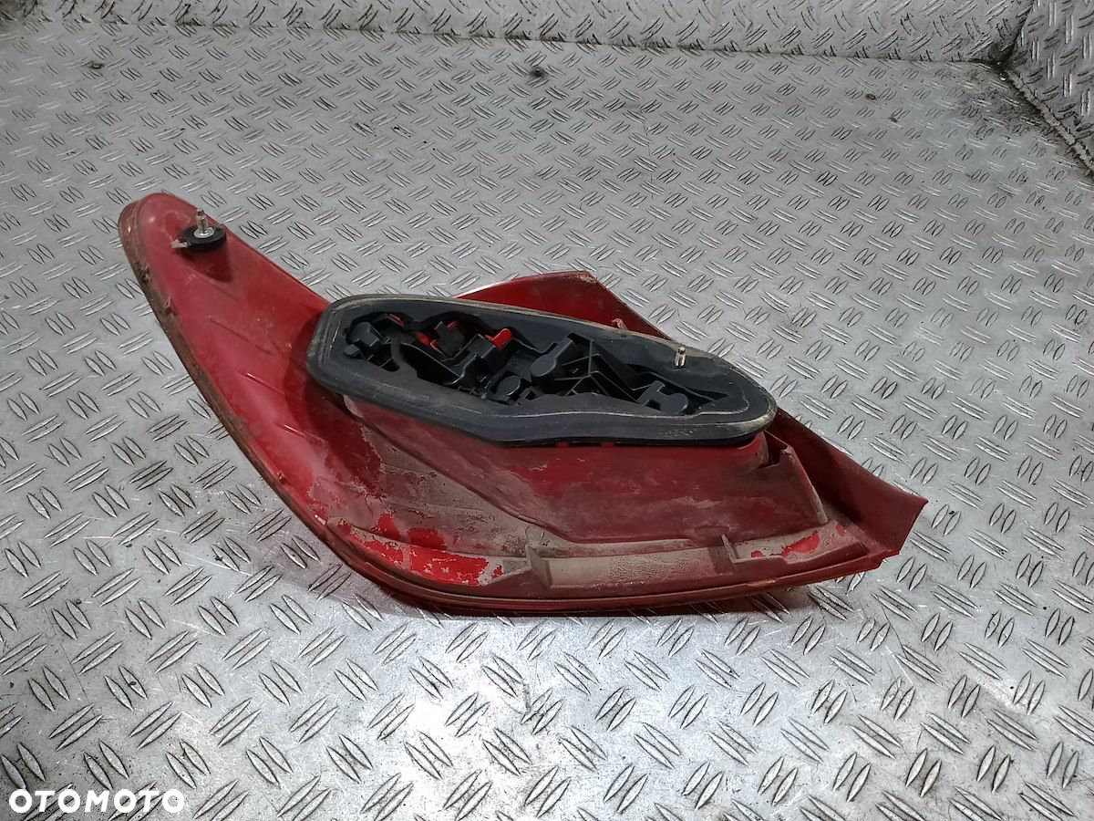 LAMPA TYLNA PRAWA PEUGEOT 307 LIFT 557674 HATCHBACK - 4