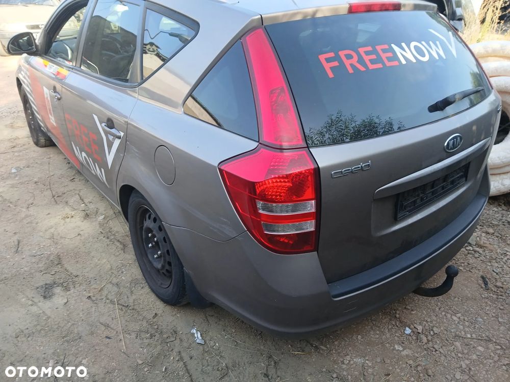 KIA CEED II 2 8Q 07R  fotel fotele kanapa deska kokpit podsufitka boczek boczki klamka podłokietnik - 2