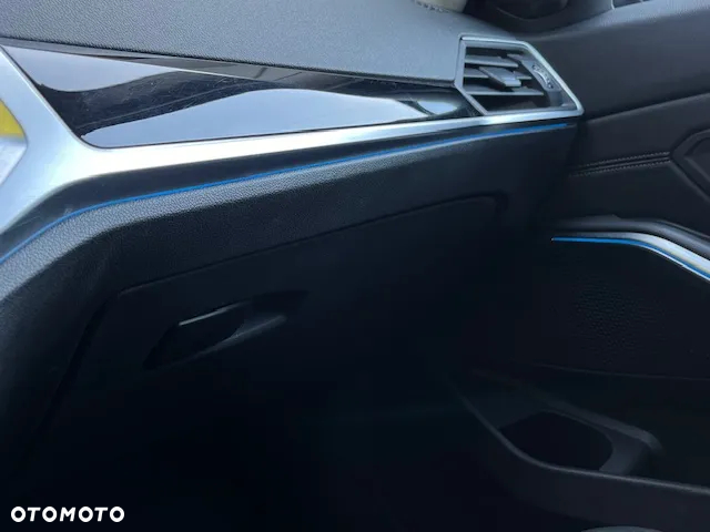 BMW Seria 3 330e xDrive M Sport sport - 38