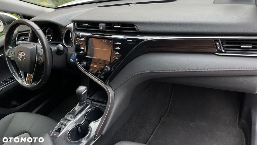 Toyota Camry 2.5 Hybrid Comfort CVT - 24