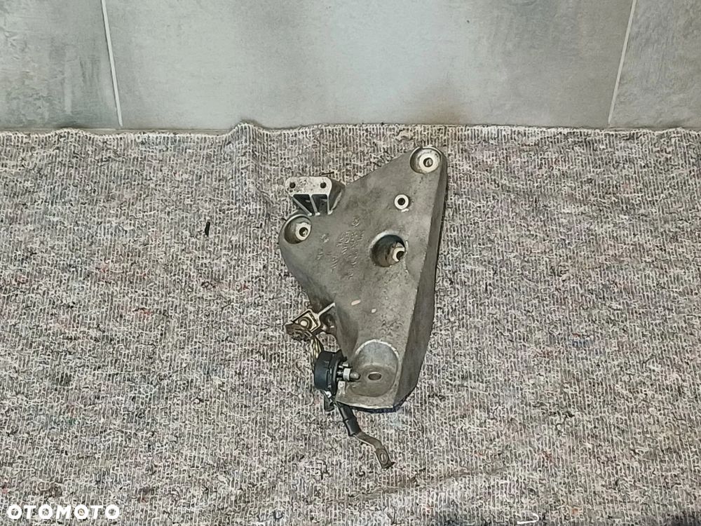 NR 16 Łapa silnika BMW X5 E70 3.0TDI 68572910 - 3