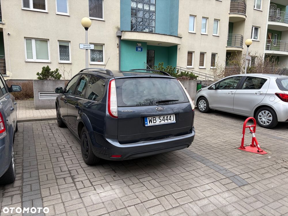 Ford Focus 1.6 Ambiente - 2