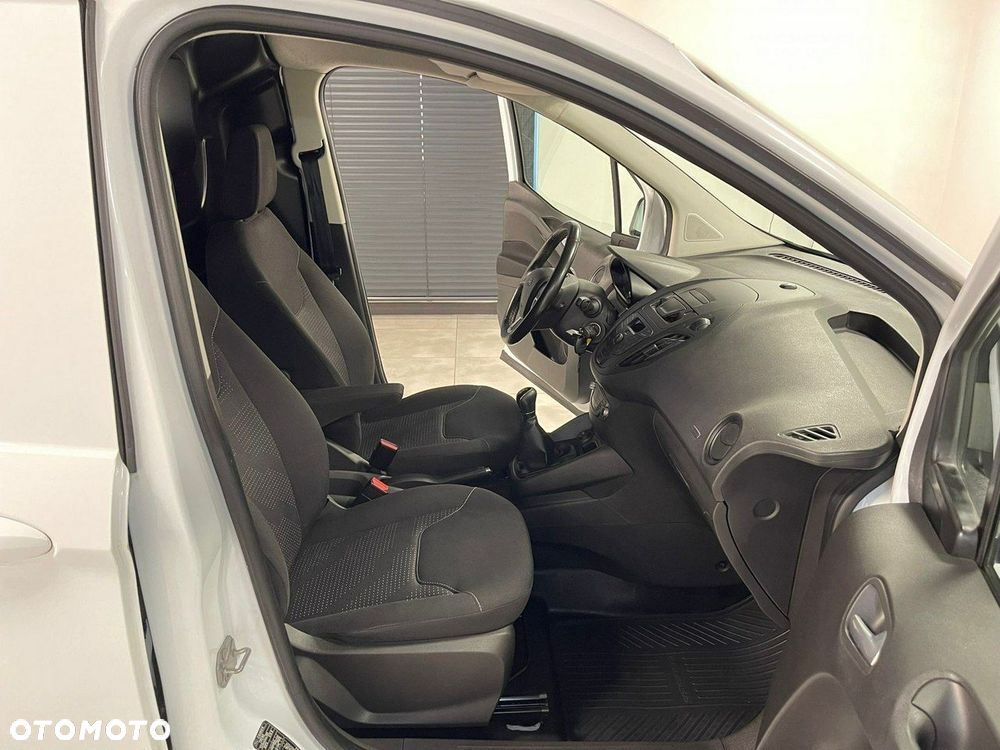 Ford Transit Courier - 27