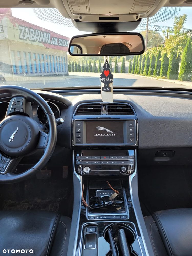 Jaguar XE - 15