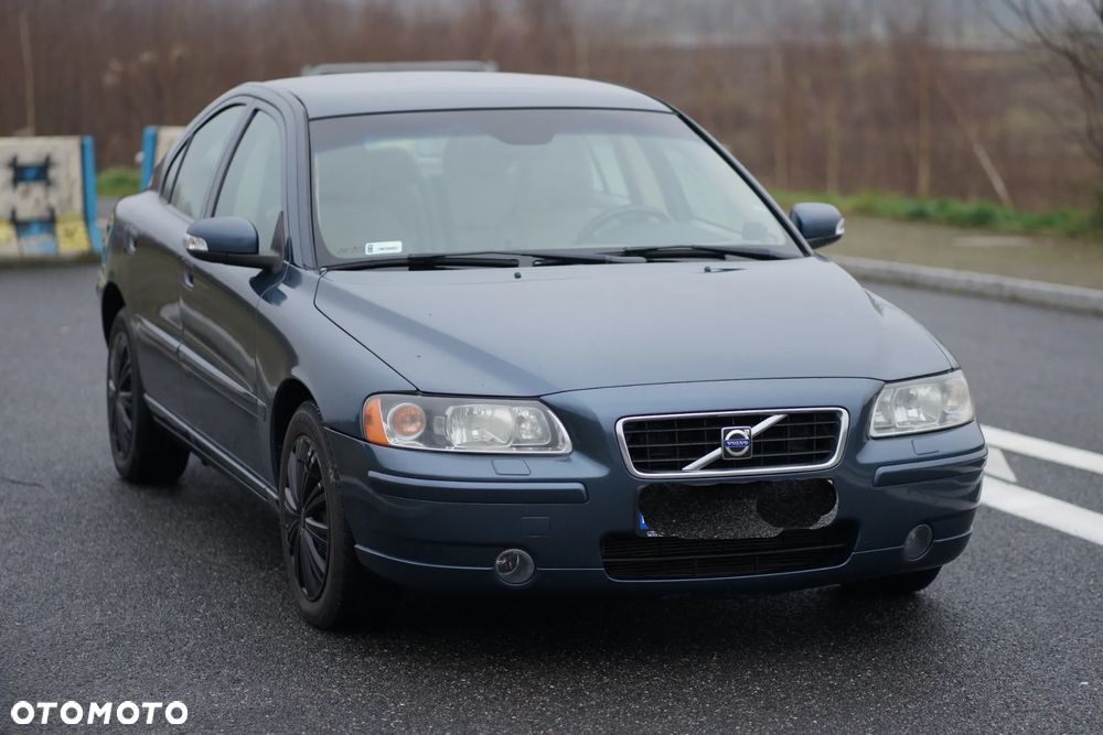Volvo S60 2.5T AWD Momentum - 1