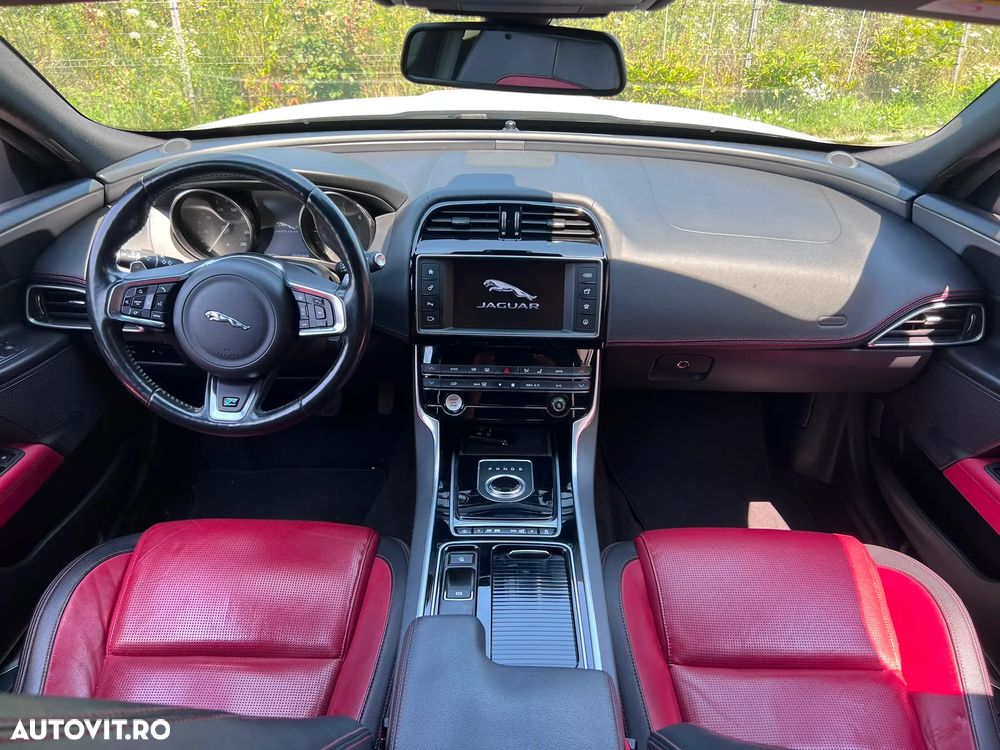 Jaguar XE 2.0 AWD R-Sport - 9