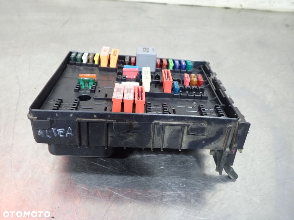 SKRZYNKA BEZPIECZNIKÓW SEAT ALTEA - 2