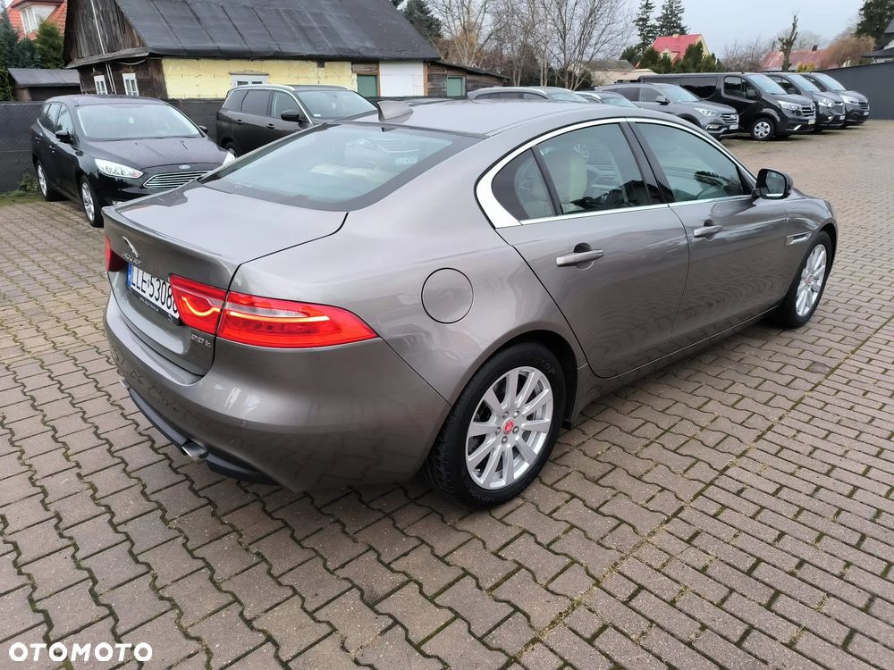 Jaguar XE 2.0 T Prestige - 3