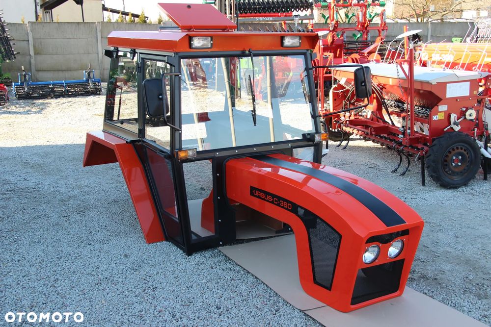 Kabina do ciągnika C-360 D-Lux z błotnikami + maska model Retro - 2