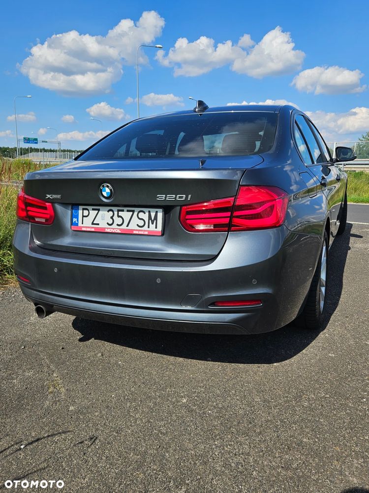 BMW Seria 3 320i xDrive - 9