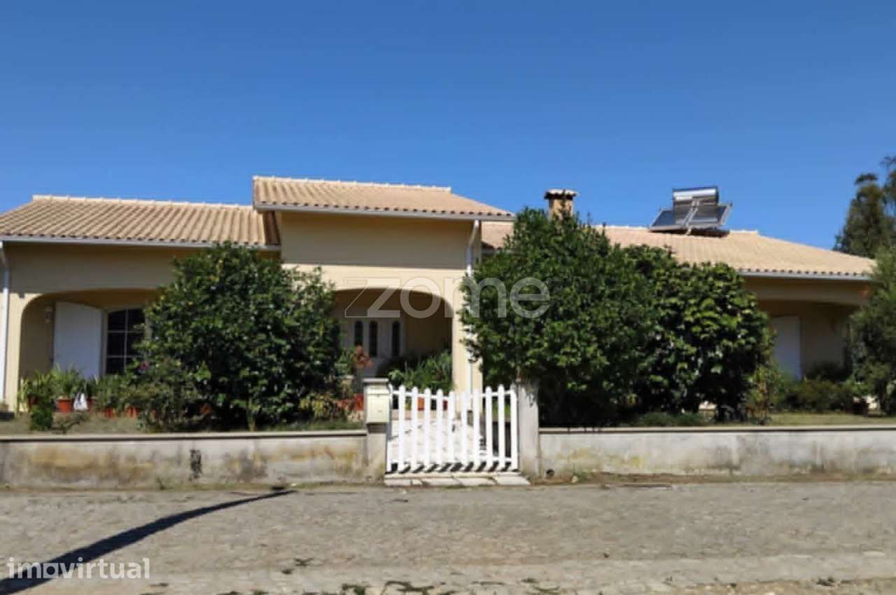 Moradia T3-Térrea com Terreno de 2.600 m² e ribeiro - Grande imagem: 2/25