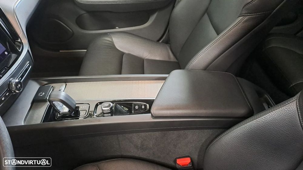 Volvo V60 2.0 B4 Momentum Core Geartronic - 22