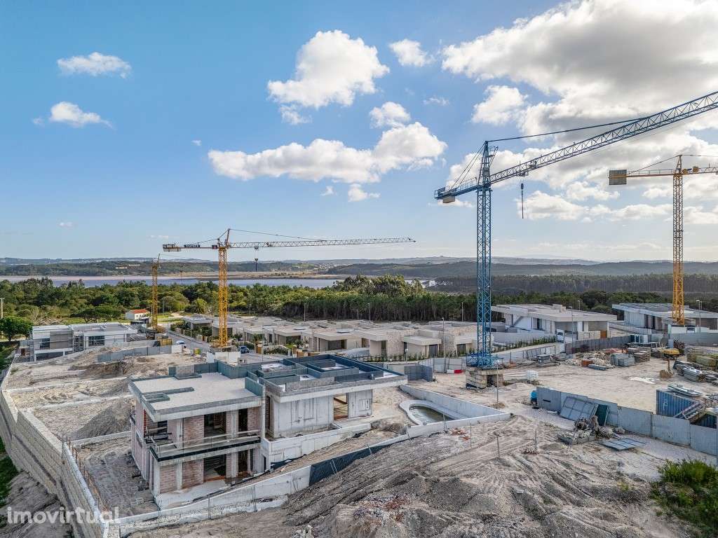 Lotes com projetos aprovados junto à Lagoa Óbidos, ao golfe e à praia - Grande imagem: 3/17