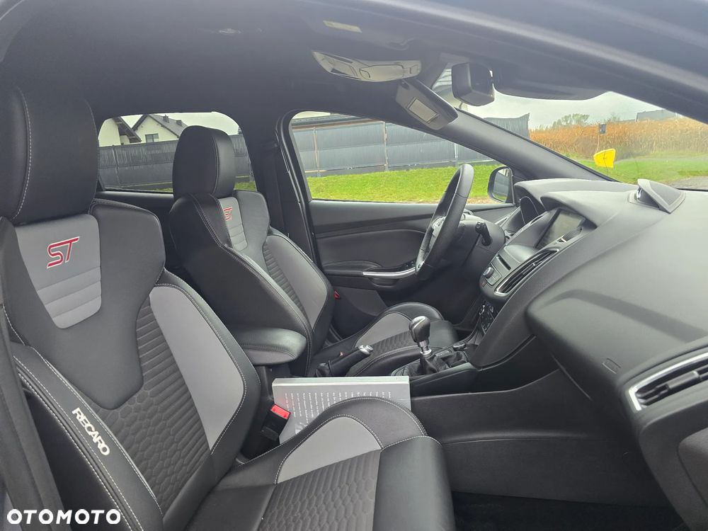 Ford Focus 2.0 EcoBoost ST mit Leder-Sport-Paket - 17