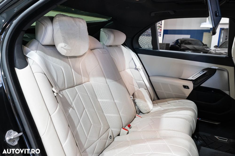 BMW Seria 7 740d xDrive MHEV - 34