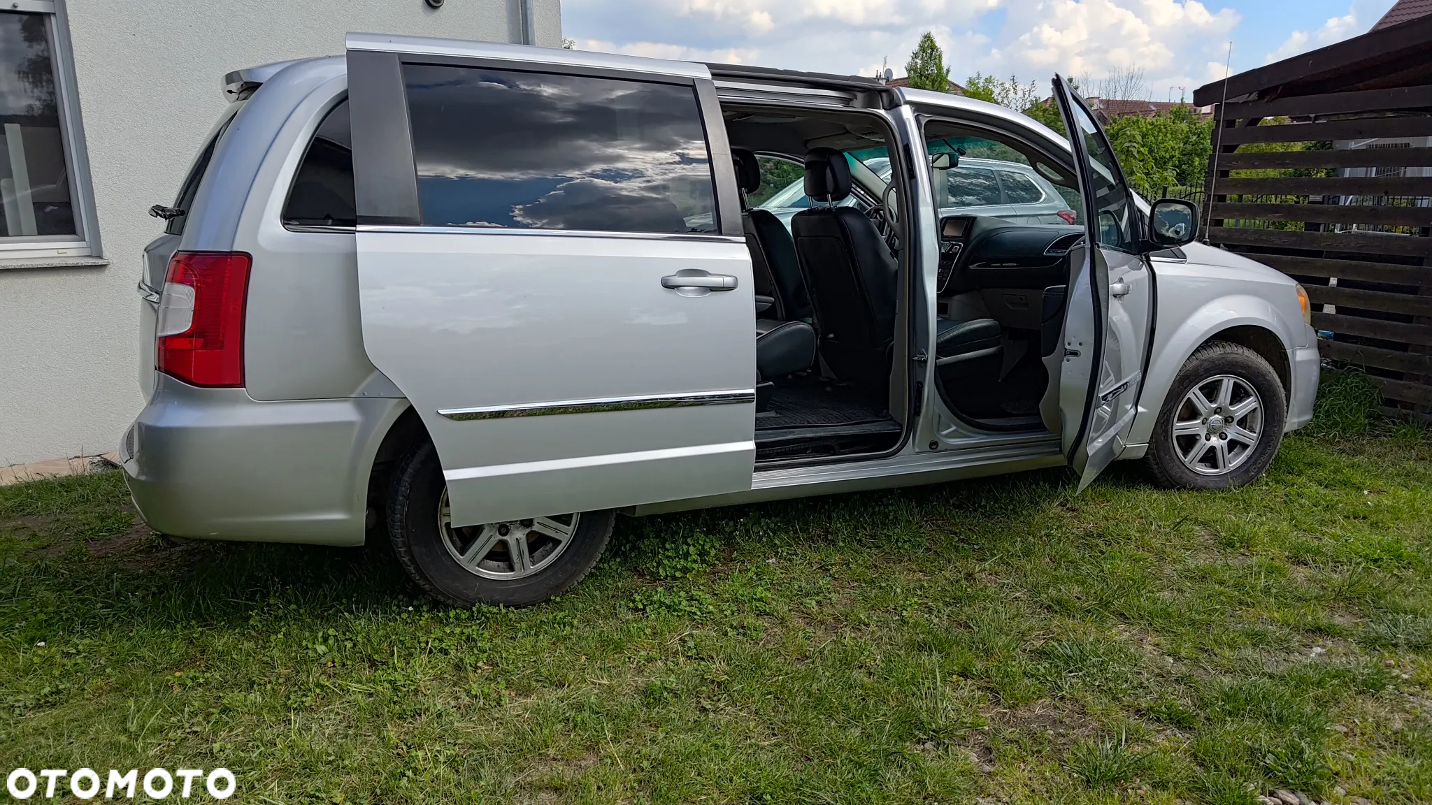 Chrysler Town & Country - 10