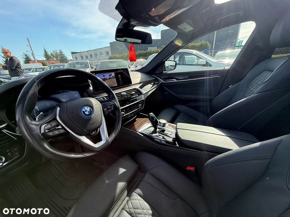 BMW Seria 5 530e xDrive M Sport Edition - 10