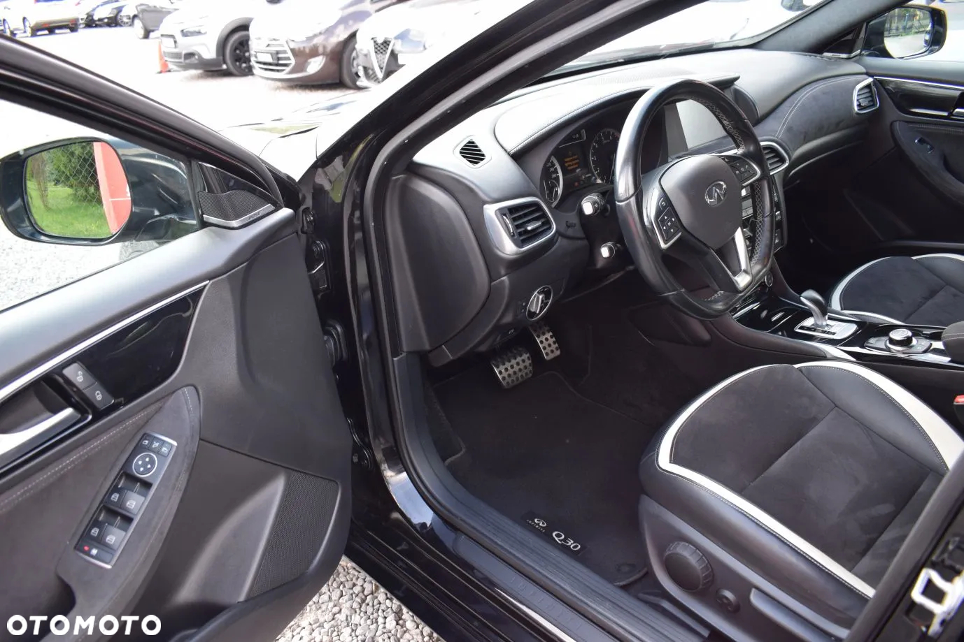 Infiniti Q30 2.0t DCT AWD Sport City Black - 11