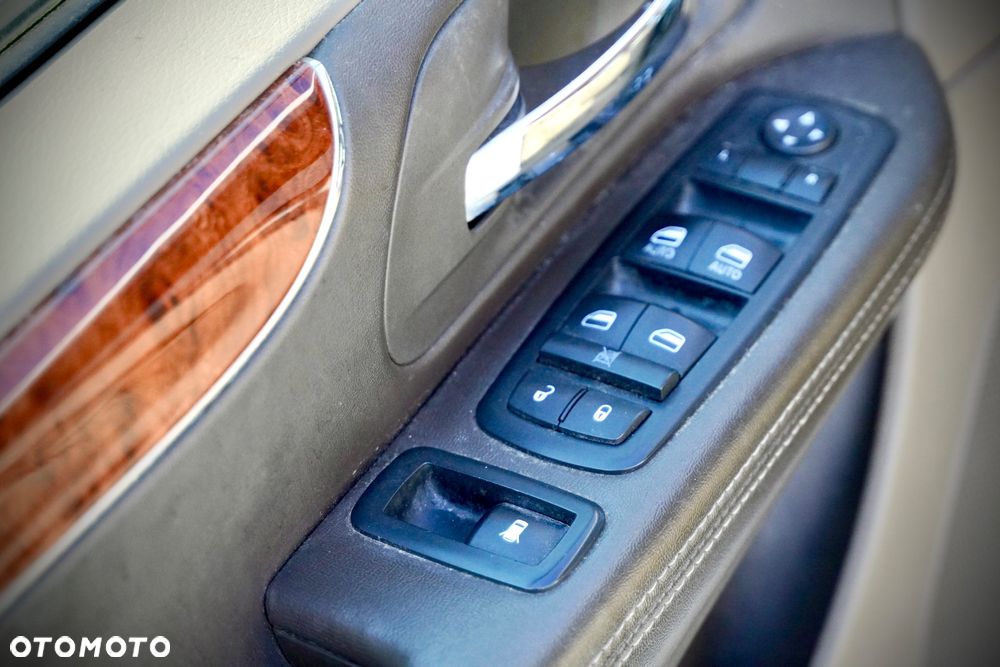 Chrysler Town & Country - 8