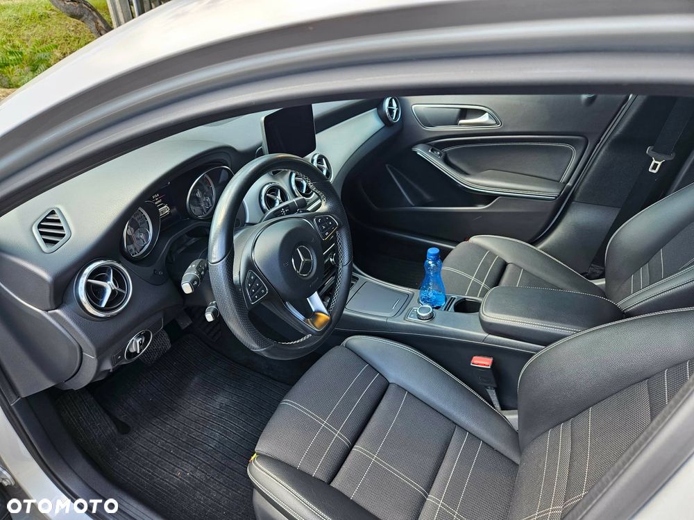 Mercedes-Benz GLA 200 7G-DCT Urban - 14