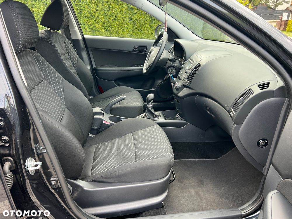 Hyundai i30 1.6 CRDi Comfort EU5 - 6