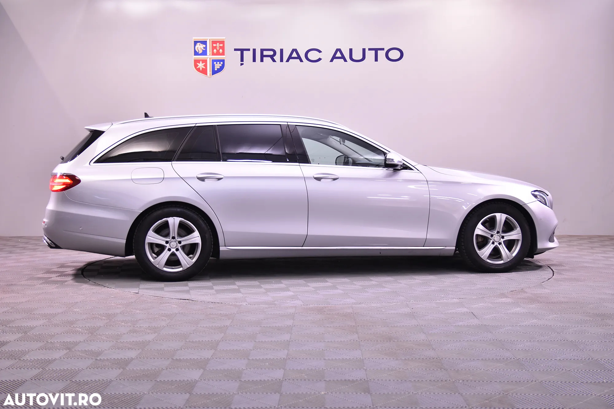 Mercedes-Benz E 220 d 4Matic T 9G-TRONIC - 6
