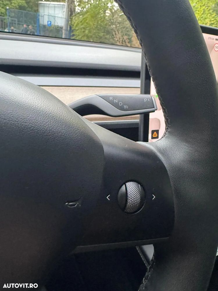 Tesla Model Y Long Range - 21